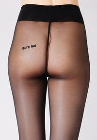 Collants noirs transparents avec une taille haute et les mots "BITE ME" imprimés en gros caractères noirs près du dos. Texture lisse et coupe ajustée.