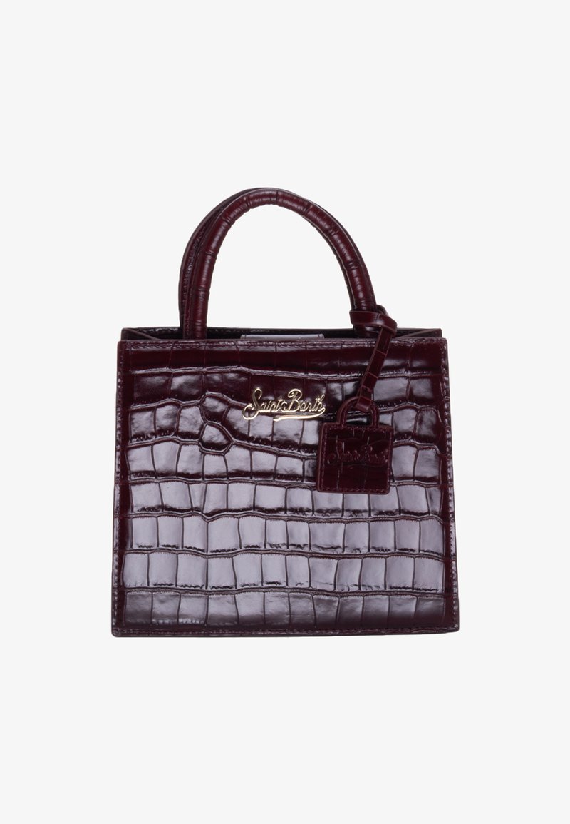 Borsa in ecopelle di coccodrillo color bordeaux con superficie testurizzata, manici corti e un accento con logo dorato sul davanti.