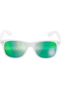 Ochelari de soare albi cu lentile verzi reflectorizante, având o formă clasică și o textură netedă, evidențiați de brațe simple, curbate.