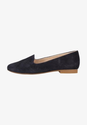 Chaussure plate en daim bleu marine avec un bout rond, coutures minimales et un faible talon en caoutchouc beige. Doublure intérieure lisse et design simple.