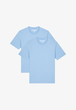 T-shirts en coton bleu clair avec un col rond et des manches courtes. Deux chemises sont exposées, présentant une texture lisse et un design minimaliste.