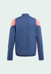 Granatowa sportowa kurtka z różowymi akcentami na ramionach i strukturalnym materiałem. Posiada wysoki kołnierz i dopasowany fason, idealna do aktywności fizycznej.