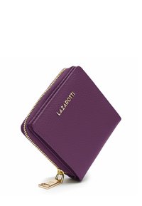 Portafoglio in pelle viola con finitura testurizzata, zip dorata e un accento dorato con marchio. Forma compatta e quadrata con un dettaglio a scatto.
