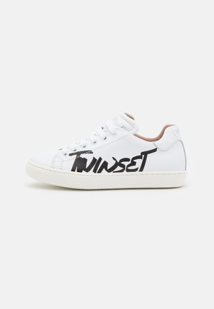Weißer Low-Top-Sneaker mit schwarzer "TWINSET"-Beschriftung an der Seite und beigem Innenfutter, mit weißen Schnürsenkeln geschnürt.
