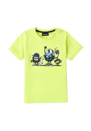 Camiseta de algodón de color amarillo neón brillante con una impresión gráfica de tres personajes de dibujos animados, uno con auriculares y una gorra de béisbol.