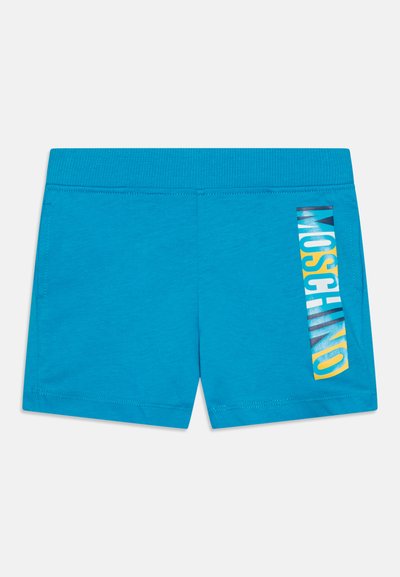 Blaue Baumwollshorts mit einem taillierten Bund. Auf der linken Seite befindet sich ein vertikales, weißes und gelbes "Moschino"-Logo. Glatte Textur, lässiges Design.