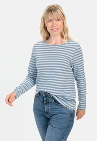 Lichtblauw gestreept hemd met lange mouwen en horizontale donkerblauwe strepen. Gecombineerd met blauwe jeans, heeft een ronde halslijn en een relaxte pasvorm.