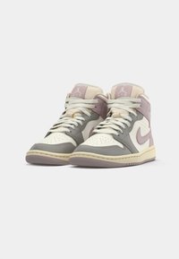 Kaksikõrgendid tossud valgete, hallide ja roosade paneelidega, valged paelad ja pehmendusega tallad lihtsal valgel taustal.