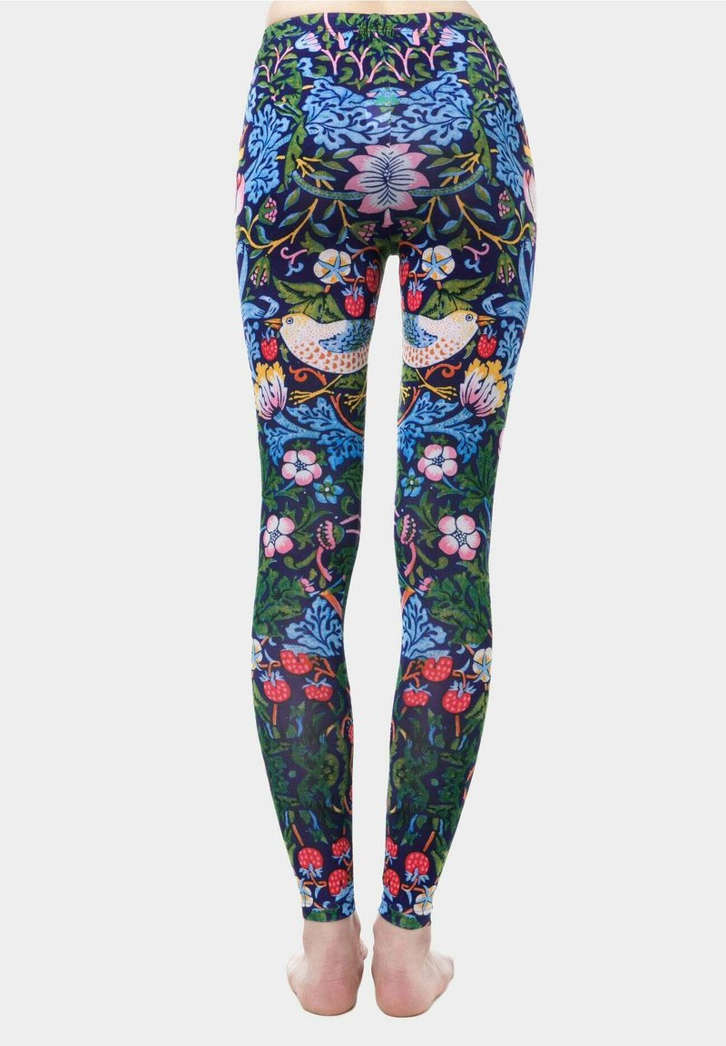 Legginsy z kwiatowym i ptasim wzorem w żywych kolorach na ciemnym tle, wykonane z rozciągliwego materiału o gładkiej fakturze.