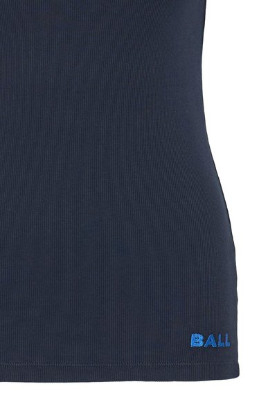 Tricou fără mâneci, de culoare bleumarin închis, cu un design ajustat; prezintă un logo brodat, de culoare albastră, "BALL" aproape de tiv. Textura materialului este moale.
