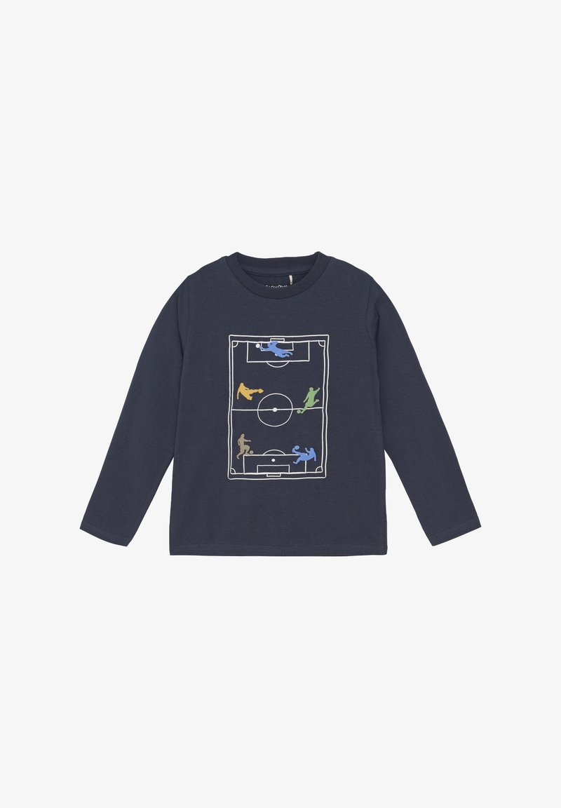 Marineblaues Longsleeve-T-Shirt mit einem Grafikdesign eines Fußballfeldes sowie Spielern in Blau, Grün, Gelb und Beige auf einem weißen Hintergrund. Aus weichem Baumwollmaterial.