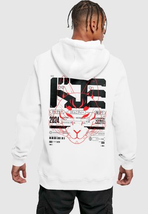 Hvid hættetrøje med et stort grafisk print på ryggen. Designet inkluderer et stiliseret motiv af et rødt rævehoved samt tekst i sort og rød.