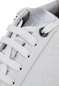 Sneaker in pelle bianca con lacci bianchi e dettagli metallici argentati. Presenta motivi floreali a rilievo e un design a punta tonda.