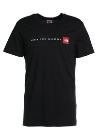 Camiseta de algodón negra con mangas cortas y cuello redondo, con el texto blanco "NUNCA DEJES DE EXPLORAR" y un parche de logo rojo en el lado izquierdo del pecho.