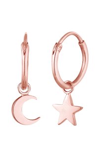 Orecchini a cerchio in oro rosa con pendente a forma di luna e stella. Texture liscia con finitura lucida, contrassegnati "925" per argento sterling.
