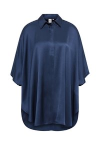 Marineblå satin skjorte med krave, knaplukning og brede, flagrende kortærmer. Stoffet har en glat, blank overflade.