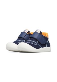 Scarpe per bambini blu navy realizzate in mesh traspirante con dettagli arancioni, dotate di una chiusura in Velcro e una suola in gomma bianca.