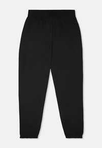 Czarne sportowe spodnie o luźnym kroju, elastycznej talii i zwężanych mankietach. Gładki materiał bez wzorów i widocznych detali metalowych.