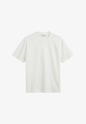 Balts kokvilnas T-krekls ar apaļu kaklu, īsām piedurknēm un brīvu piegriezumu. Gluda tekstūra, minimālisma dizains, nav pamanāmu rakstu vai akcentu.