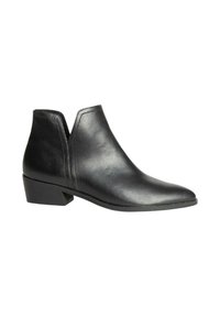 Botas de cuero negras hasta el tobillo con punta afilada y un tacón bajo en bloque. Presentan un diseño en corte en V en los lados y una textura lisa.