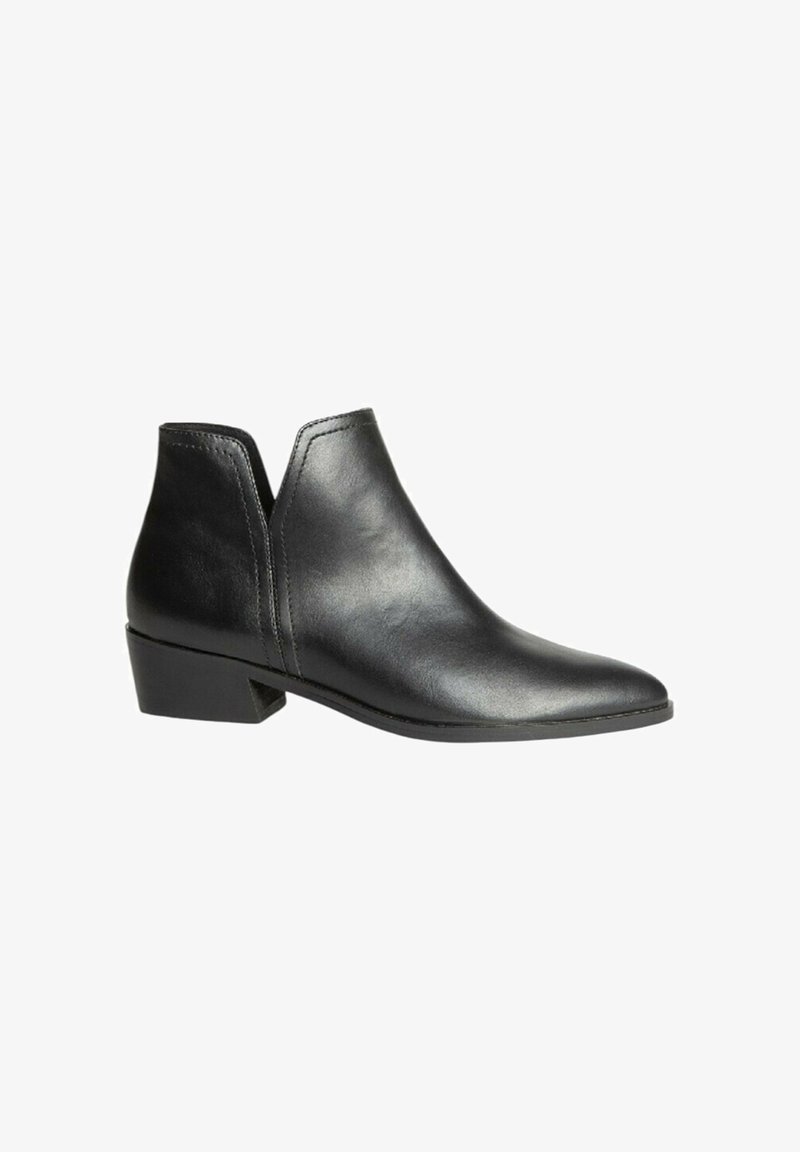 Botas de cuero negras hasta el tobillo con punta afilada y un tacón bajo en bloque. Presentan un diseño en corte en V en los lados y una textura lisa.