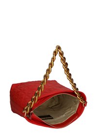 Borsa a tracolla trapuntata rossa con catena dorata e chiusura con zip. L'interno è foderato in un colore chiaro con una tasca con zip.
