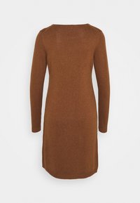 Abito lavorato a maglia marrone con maniche lunghe, scollatura rotonda e taglio dritto; texture liscia e polsini a costine alle maniche e all'orlo.