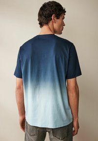 Next DIP DYE REGULAR FIT - Triko s potiskem - navy blue