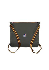 Πράσινη, ορθογώνια τσάντα με δύο πολύχρωμους ιμάντες. Διαθέτει ένα μικρό λογότυπο στο μπροστινό μέρος και ένα φερμουάρ στο πάνω μέρος. Ομαλή υφή.