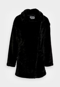 Chaqueta de piel sintética negra con un gran cuello, mangas largas y un corte relajado. Cuenta con bolsillos laterales y cierre de cremallera. Textura suave.