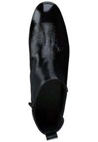 Botín negro hasta el tobillo con un acabado brillante, lado elástico, punta redondeada y parte superior texturizada. Cuenta con una lengüeta para facilitar el calce.