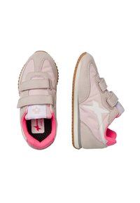 Sneakers in suede rosa con chiusura in Velcro, dettagli bianchi e suola in gomma naturale. Presentano una linguetta imbottita e un rivestimento interno rosa.