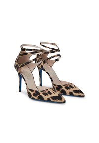 Scarpe con tacco alto in stampa leopardata con punta affusolata, due cinturini alla caviglia e tacchi a stiletto blu. Materiale morbido con una texture liscia.