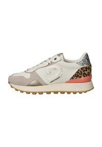 Sneakers met een crème leren bovenkant, grijs suède en metallic accenten, een leopardprint hiel, zilver glitter en een roze rubberen zool.