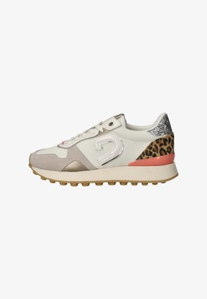 Sneakers met een crème leren bovenkant, grijs suède en metallic accenten, een leopardprint hiel, zilver glitter en een roze rubberen zool.
