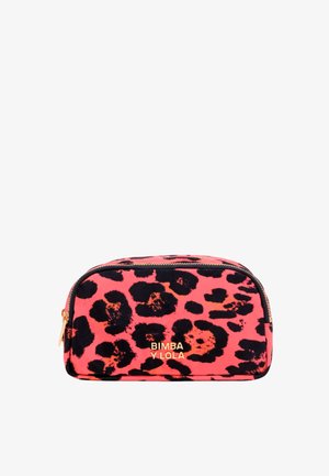 Różowa kosmetyczka w lamparcim wzorze z złotym suwakiem i logo, o zaokrąglonym kształcie, miękkiej tkaninie i czarnych akcentach.