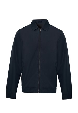 Dunkelblaue, leichte Herrenjacke mit Kragen, langen Ärmeln, Frontreißverschluss und Seitentaschen, auf weißem Hintergrund dargestellt.