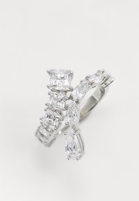 Culoare argintie a inelului prezentând o aranjare alternativă de pietre prețioase clare, rectangulare și în formă de pară, înfățișând un design fluid cu un finisaj lustruit.