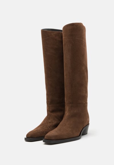 Braune Wildleder-Stiefel bis zum Knie mit einem eleganten Design, runder Zehe und einem niedrigen Absatz. Die Textur ist weich, mit einem glatten schwarzen Innenfutter.