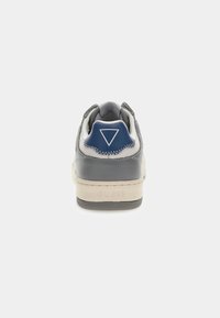 Adidași pentru bărbați cu un superior din piele gri, accente albe și albastre, o suprafață texturată și o talpă din cauciuc. Dispune de un logo la călcâi.