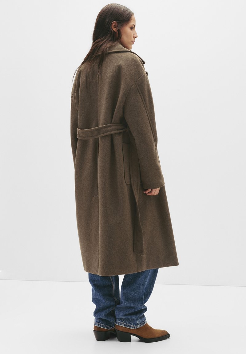 PULL&BEAR WITH BELT Trenchcoat dark brown/dunkelbraun Zalando