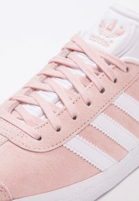 adidas gazelle silver green womens adidas Originals Gazelle Vapour Pink F16/White/Gold Met – Heppo.com