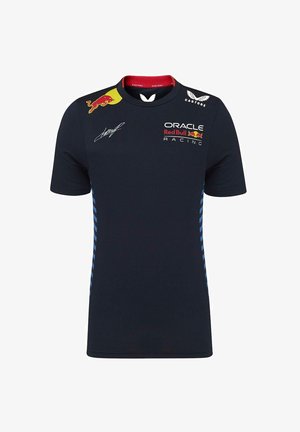 Navy niebieska koszula z krótkim rękawem z niebieskimi paskami po bokach, ozdobiona logo Red Bull Racing oraz podpisem z przodu. Wykonana z materiału tekstylnego.
