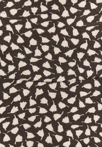 Brauner Stoff mit einem unregelmäßigen weißen abstrakten Muster, das verstreute Blattformen auf der Oberfläche ähnelt.