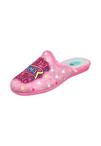 Zapatilla rosa con patrones de corazones multicolores y el texto en español "Mejor Mamá del Mundo" en la parte superior, de tela suave y diseño de talón abierto.