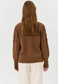 Brauner Strickpullover mit strukturierten Puffärmeln, gerippten Bündchen und Saum. Die Rückansicht zeigt eine gemütliche, lockere Passform und ein weiches Material.