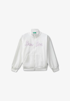 Giacca bianca con zip e colletto alto, realizzata in materiale morbido. Presenta la scritta "Benetton" ricamata in lavanda sul davanti e tasche laterali.