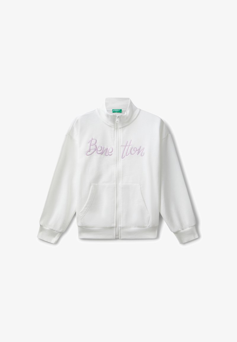 Chaqueta blanca con cremallera y cuello alto, hecha de material suave. Presenta el bordado en lavanda "Benetton" en el pecho y los bolsillos laterales.