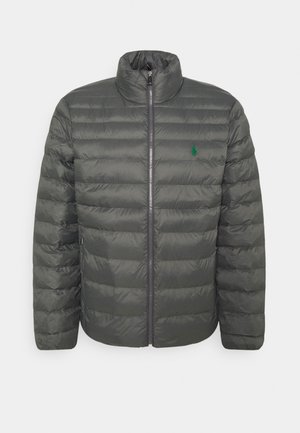 Szara pikowana kurtka puchowa z przednim zamkiem błyskawicznym, stójką, długimi rękawami oraz małym zielonym logo Polo na lewej piersi.