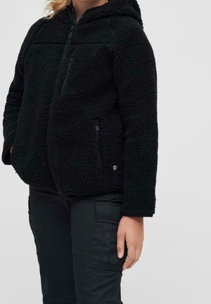 Sort fleecejakke med hætte, lynlås og to lommer. Har en tekstureret overflade og et logo på den nederste side. Afslappet pasform.